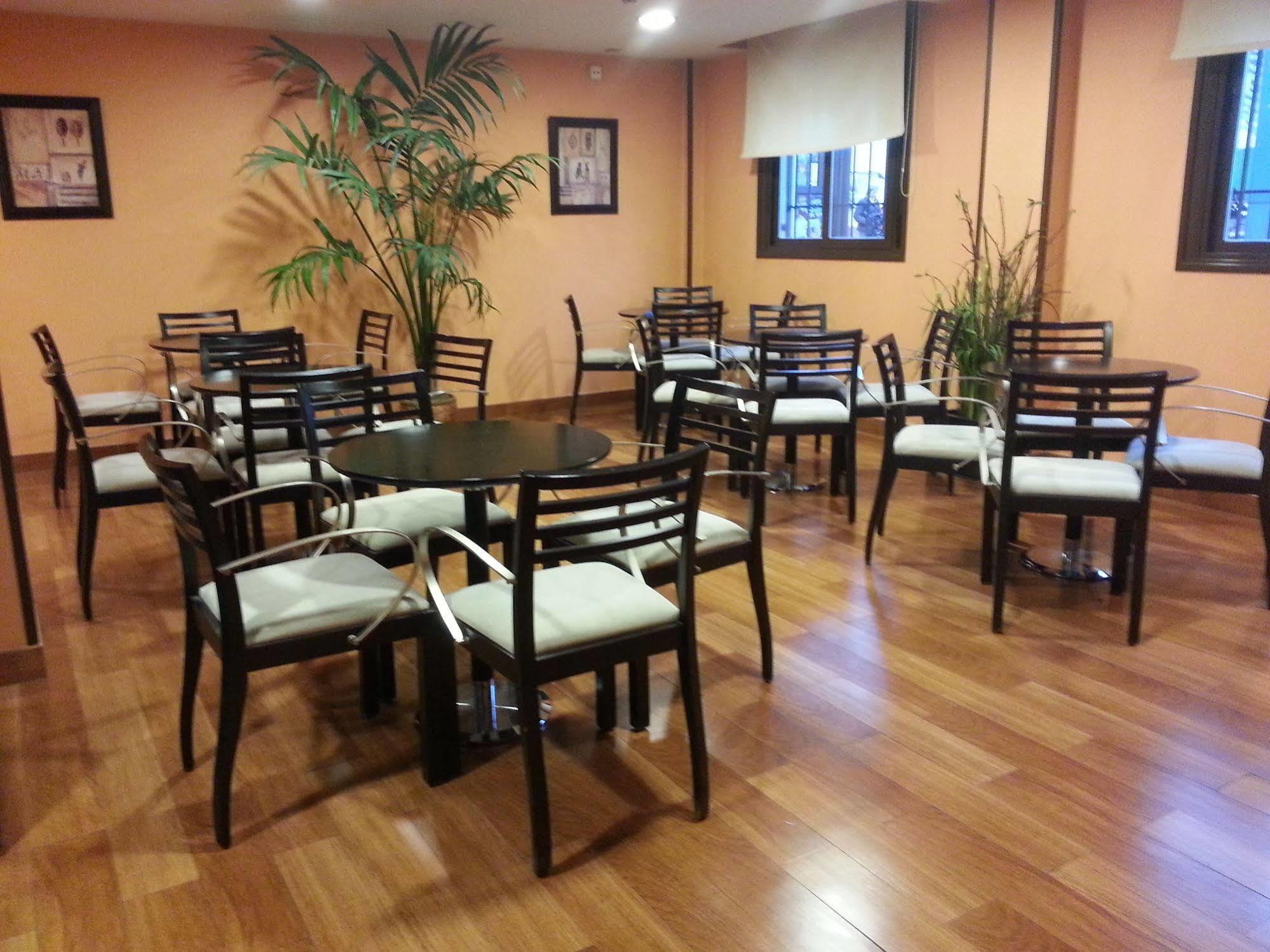 Hostal El Arco Mejorada Del Campo Ngoại thất bức ảnh