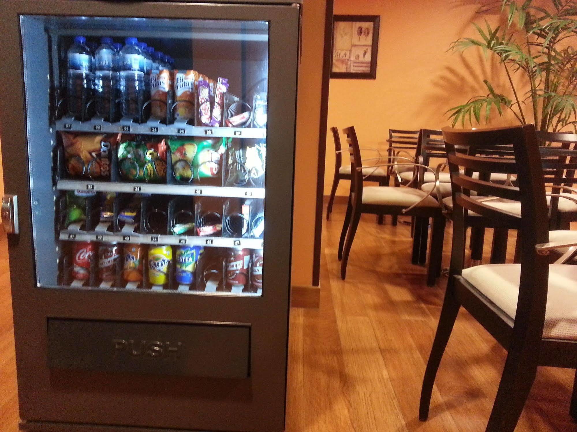Hostal El Arco Mejorada Del Campo Ngoại thất bức ảnh