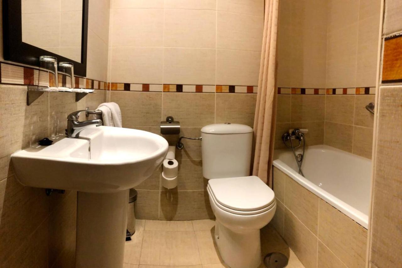 Hostal El Arco Mejorada Del Campo Ngoại thất bức ảnh